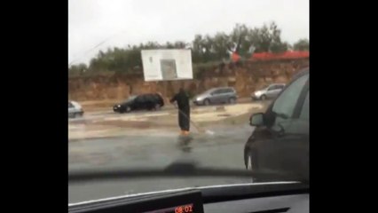 Andria: ancora allagamenti in via Bisceglie, spunta anche un "gondoliere" con la scopa