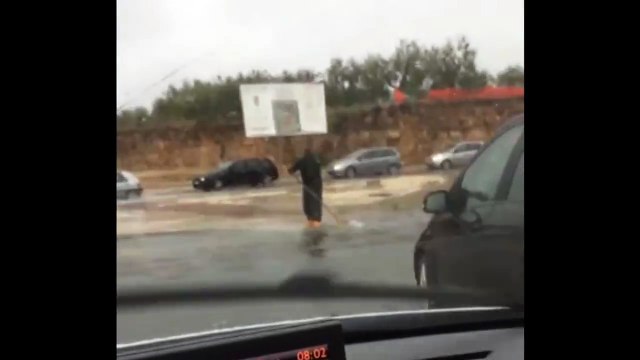 Andria: ancora allagamenti in via Bisceglie, spunta anche un gondoliere con la scopa