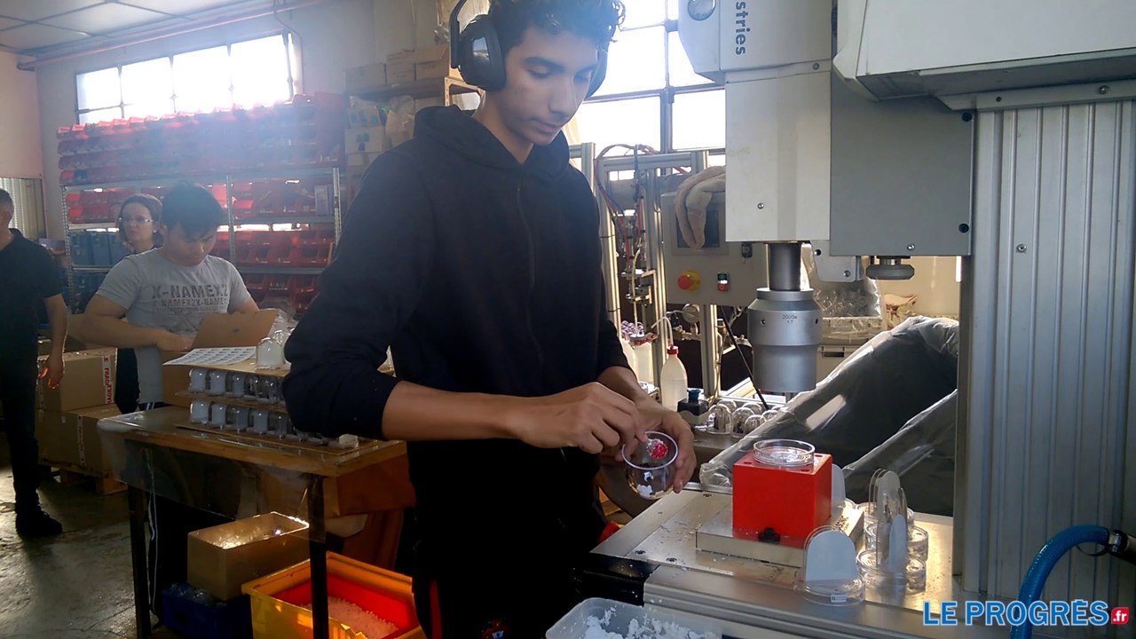 Des boules à neige Macron fabriquées dans l'Ain