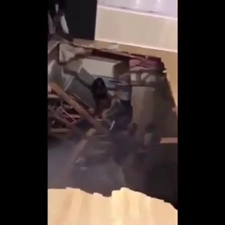 Le sol de cet appartement s'effondre en pleine fête... Trop de monde