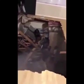 Le sol de cet appartement s'effondre en pleine fête... Trop de monde