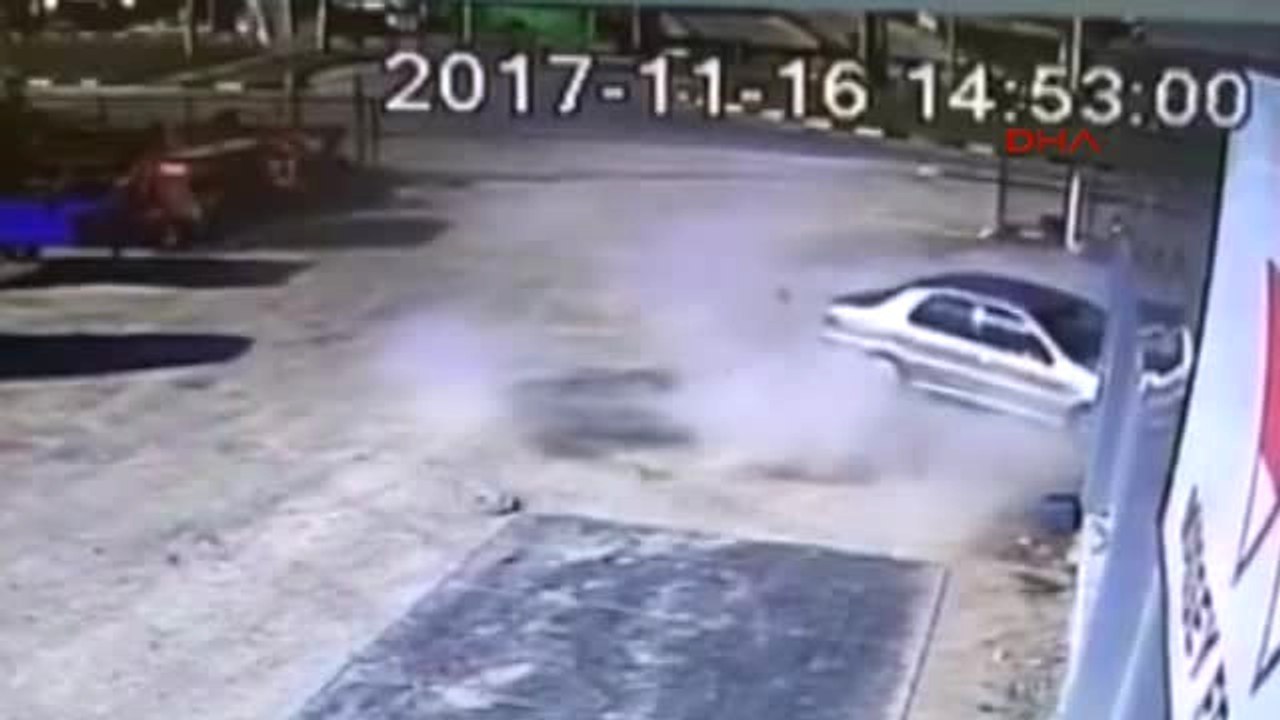 Zonguldak Otomobil Traktör Bayiine Girdi: 1 Yaralı