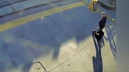 Un bon samaritain sauve un homme aveugle d'être heurté par un train