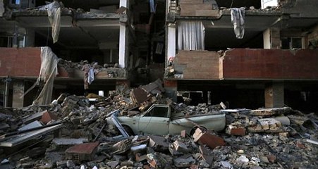 Enkaz Altında Yürek Yakan Manzara! Ölen Annenin Kollarındaki Bebek Sağ Çıkarıldı