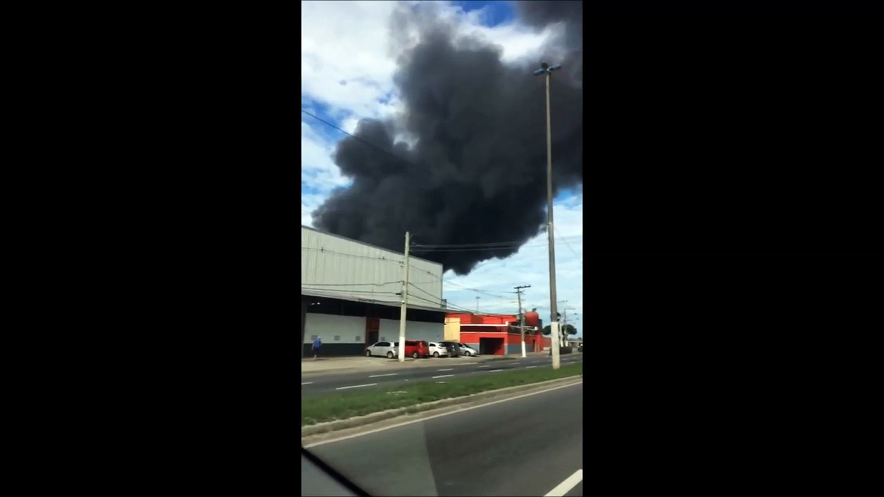 Incêndio atinge um galpão em Vila Velha