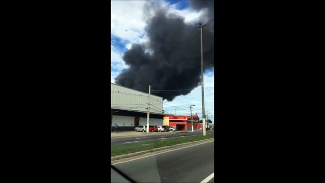 Incêndio atinge um galpão em Vila Velha