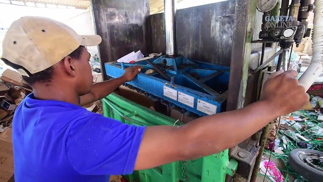 Coletores de material reciclável recebem menos que um salário mínimo