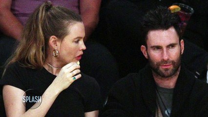 Video herunterladen: Adam Levine and Behati Prinsloo Attend Lakers Game