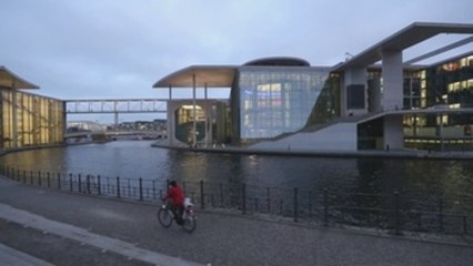 Merkel confía en un acuerdo de gobierno tripartito a pesar de "serias diferencias"