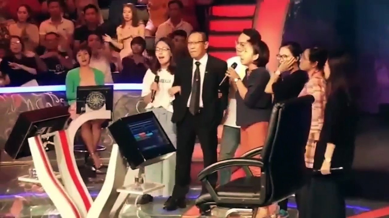 Xúc động giây phút chia tay MC Lại Văn Sâm rời khỏi chương trình "Ai là triệu phú"