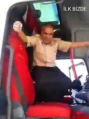 Tırın Kapısında Dans Eden Çılgın Dede