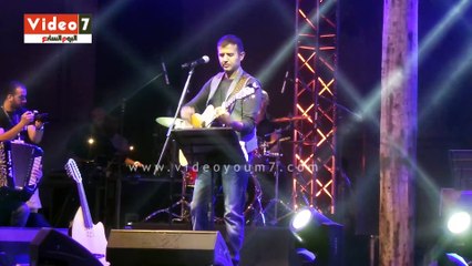 حمزة نمرة يغنى "على باب الله" لايف