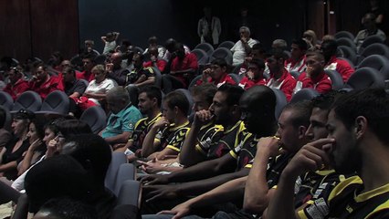 Gaby Charroux s'adresse aux sportifs martégaux. Eliane Isidore est à ses cotés.