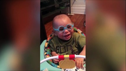 La réaction de ce bébé qui voit sa maman pour la première fois grâce à ses lunettes... Adorable