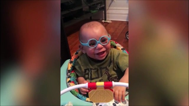 La réaction de ce bébé qui voit sa maman pour la première fois grâce à ses lunettes... Adorable
