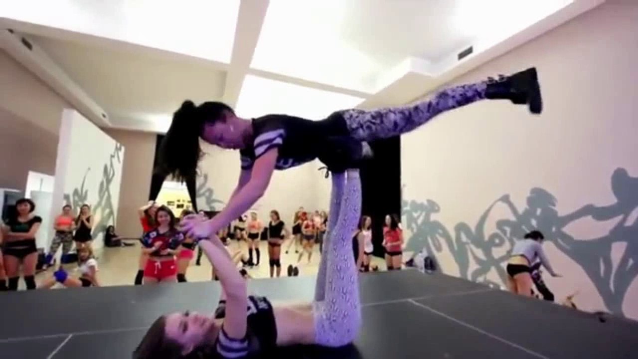 Top awesome group girls shake dance