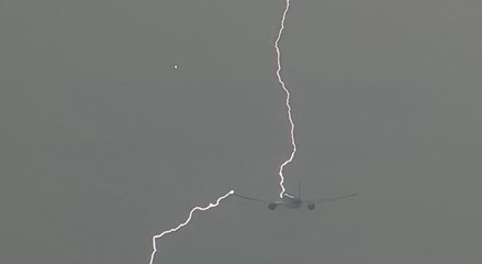 Grosse frayeur pour les passagers d'un vol Amsterdam-Lima: la foudre s'abat sur leur avion