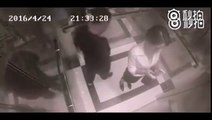 Sigurnosna kamera je snimila kako čovjek uznemirava ženu u liftu. Ali, pričekajte dok ne vidite šta se događa na 0:21 mi