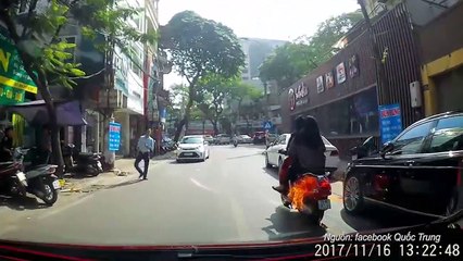Đang bon bon trên đường, xe máy bất chợt bùng cháy dữ dội suýt thiêu sống 2 cô gái