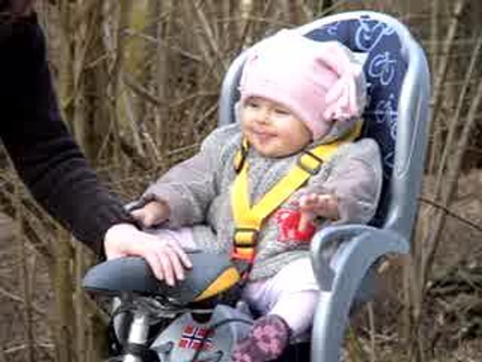 Nyla sur le vélo de maman !