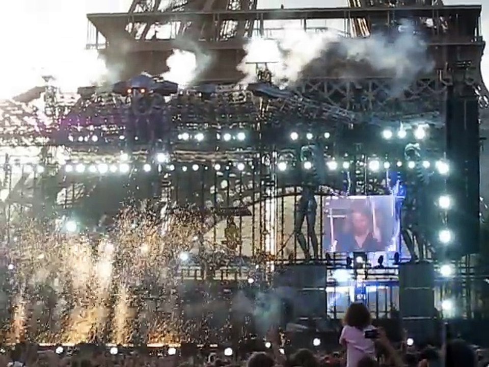 Concert Johnny Hallyday au Champ de Mars le 14 Juillet 2009 : son entrée sur scène