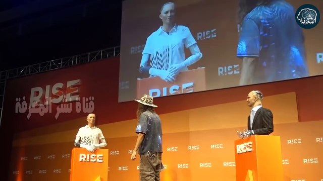 شاهد الروبوت صوفيا وهي تقصف جبهة روبوت آخر رجل في مناظرة قوية حول البشر و الروبوتات - مترجم كامل