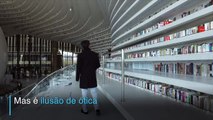 Livros e ilusão em biblioteca futurista na China