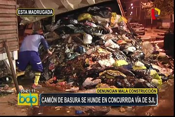 SJL: camión de basura quedó varado tras hundirse en pista