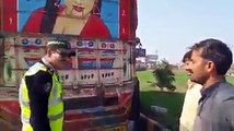 Traffic police ne aik truck ko roka to is ke peechay aisi sharamnaak tasweer bani thi ke dekh kar woh bhi sharam se pani