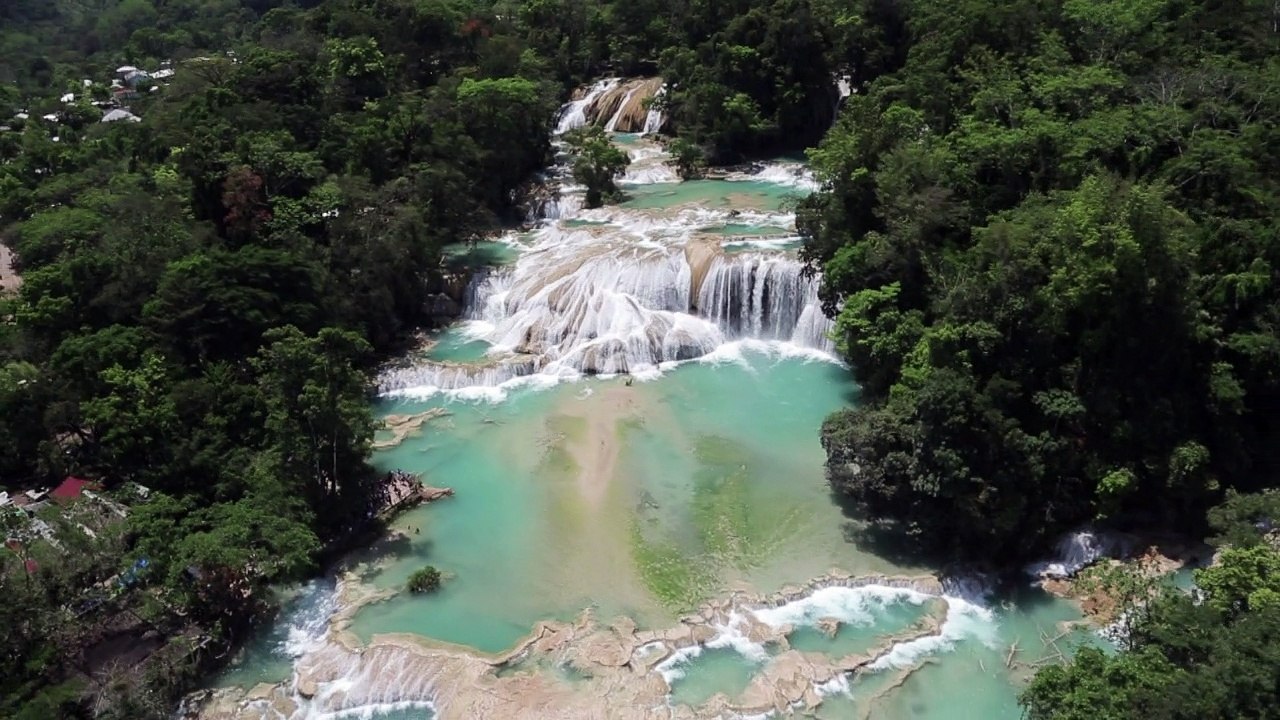 Vecinos de cascada en México usan sus manos para revertir sequía