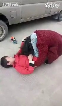 Ce gamin n'a vraiment pas envie d'aller à l'école... Regardez ce qu'il fait à sa mère