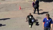 Une démo de foot freestyle pour préparer un spectacle à Vitrolles (vidéo)