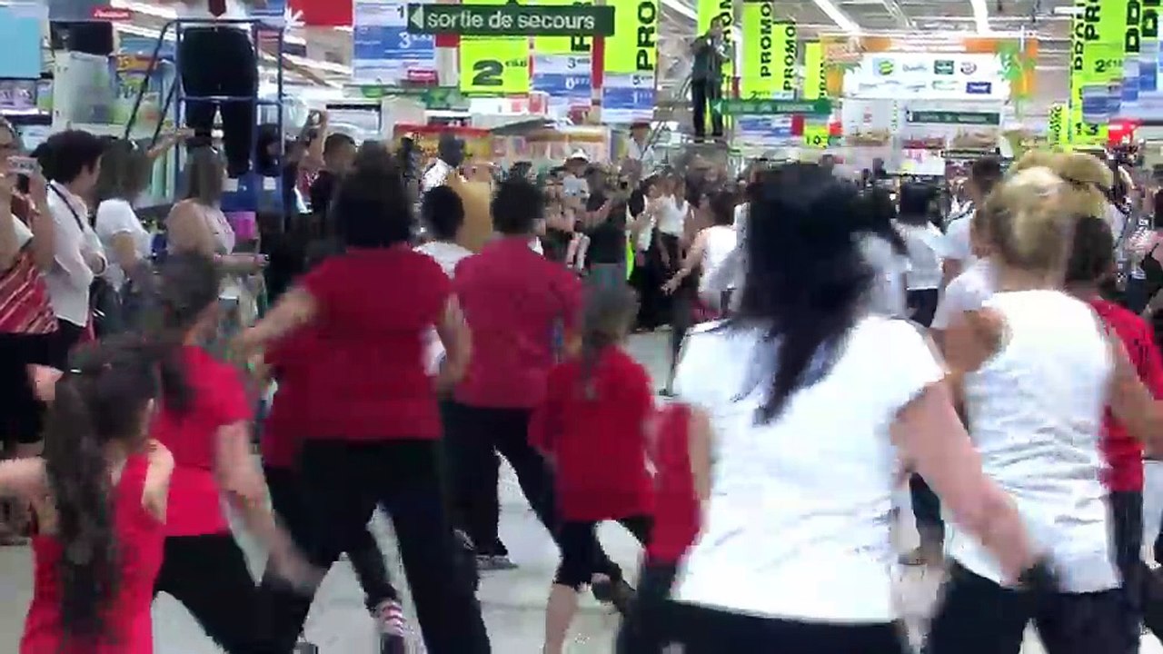 Succès pour le flash mob du personnel d'Auchan Martigues (vidéo)