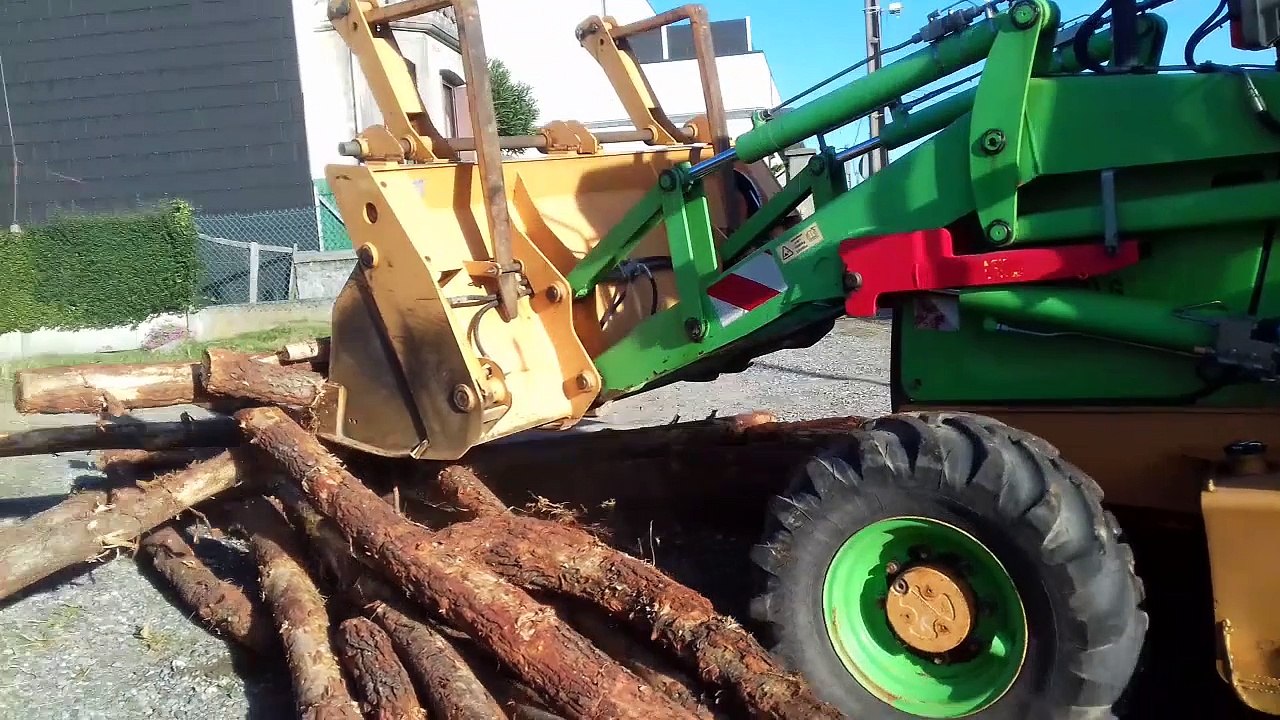 Le camion de bois touche le pont et perd son chargement
