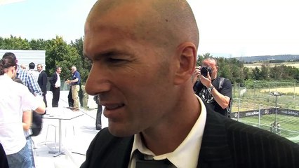 Zidane à Aix pour lancer le "Z5", un complexe sportif pour le foot à cinq (vidéo)