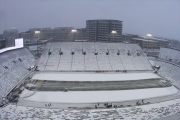 Déneigement d'un stade de foot US : ça n'en finit jamais !