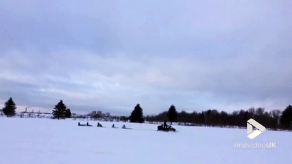 Il promène ses 7 enfants tractés sur la neige derrière son motoneige !