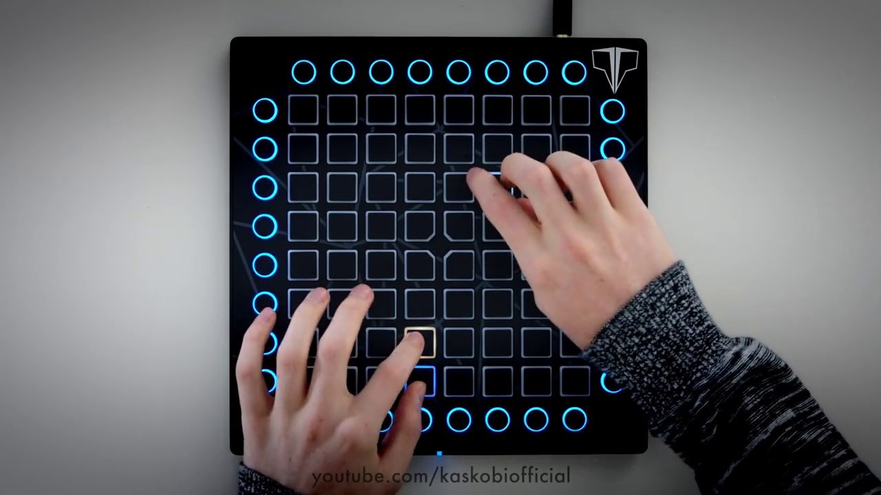 Mix des musiques de Stranger Things et d'Ariana Grande !! Ce mashup est énorme ! Into You