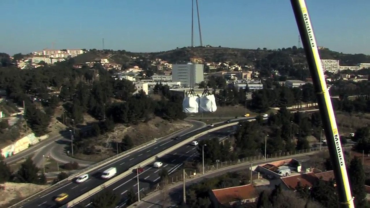 Une grue de 120 tonnes est mobilisée, les explications du chef de chantier.