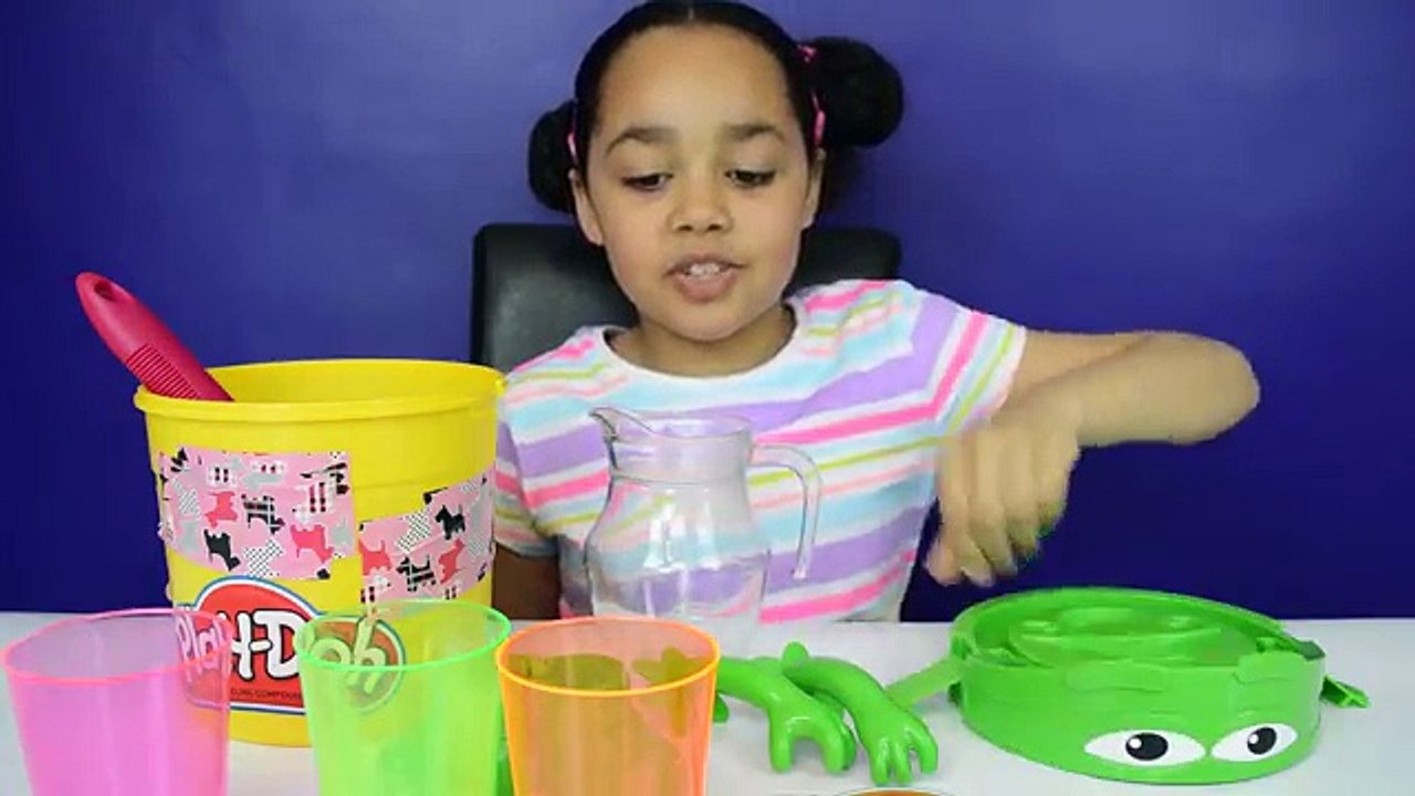 ITS GUMMY!! DIY Giant Gummy Play Doh Character Bucket | Candy & Sweets Review