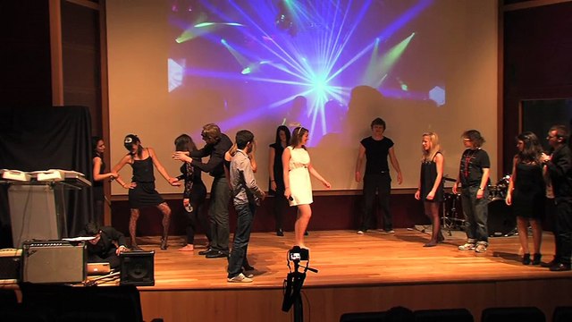 Les élèves d'Euromed dansent et chantent The Muscial dans le grand amphi