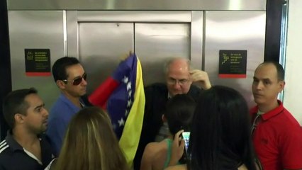 Prefeito de Caracas burla prisão e chega à Colômbia