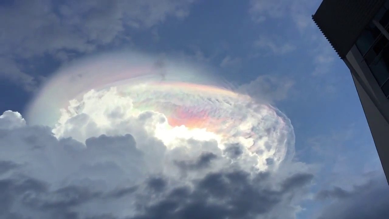 Apparition mysterieuse dans le ciel du Costa Rica... Aliens Tempête Essais Nucléaires ???