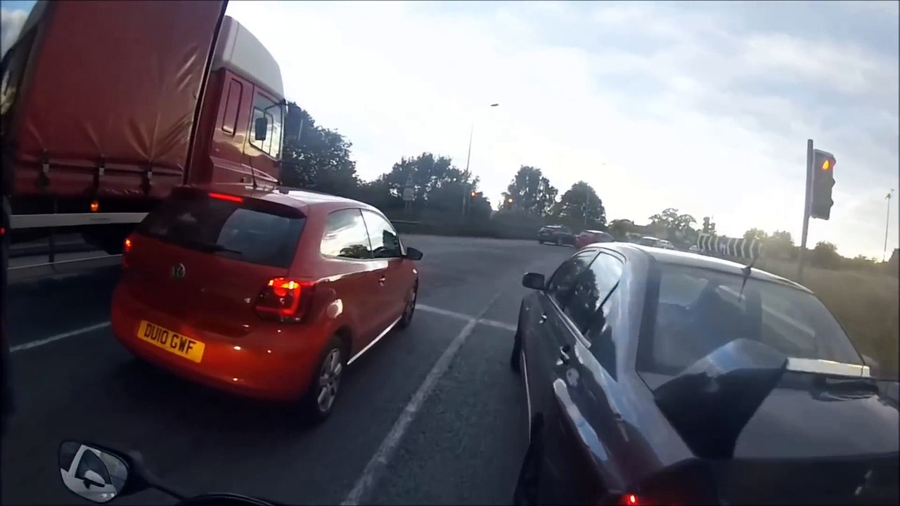 Un chauffard double une moto à grande vitesse et se rate juste après... Bad Karma