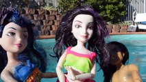 Mal and Evie Swimming Pool Fun Mermaid Pranks Ben Jay Carlos Barbie Descendants Dolls Toys In Action