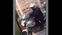 Un policier fait une roue arrière avec sa moto.