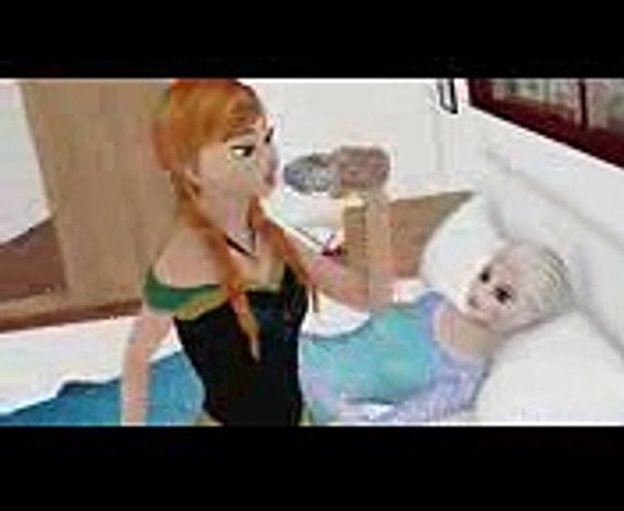 Elsa Kisses Anna! Elsa Is Sick, Anna Is Doctor (Frozen)