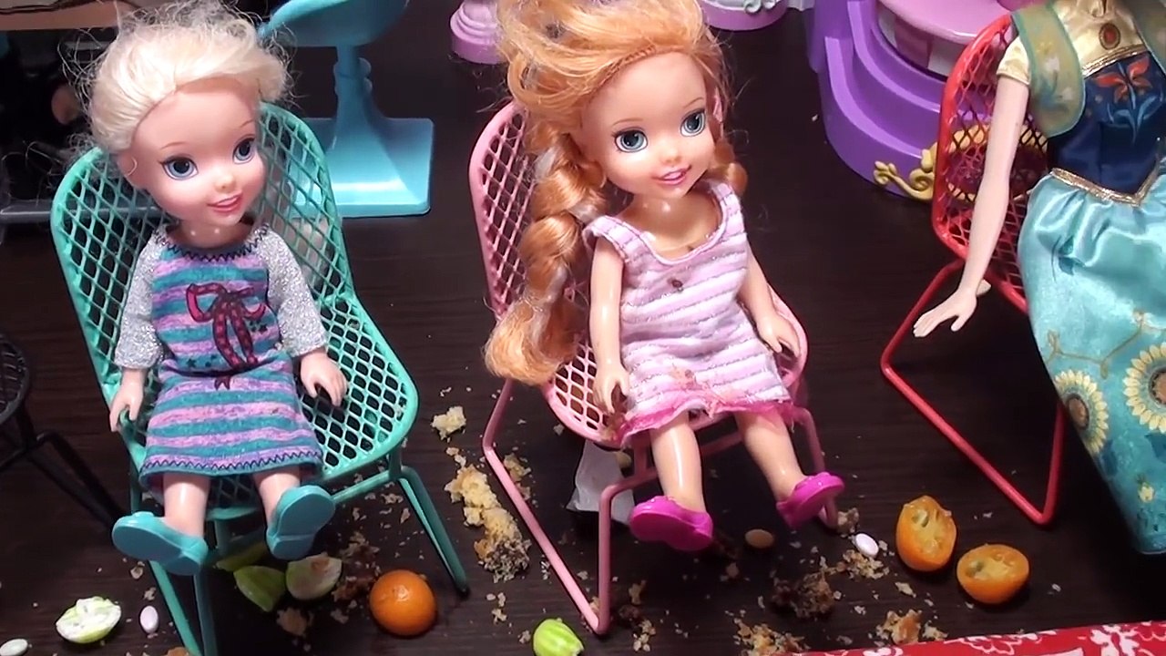 Elsa and Anna toddlers eating out with Barbie- s with Frozen with real food & cake