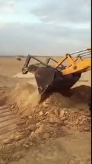 سبحان الله حفره كلما دفنوها أخرجت ما بداخلها في شمال السعوديه