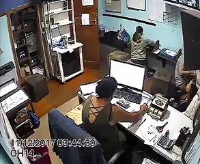 ویڈیو میں دیکھیں ان دو ڈاکوؤں نے کس طرح اسلحہ کے زور پر سب کو یرغمال بنا کر ڈکیتی کی واردات کی ۔
